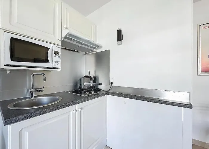 2p Between Croisette Beaches And Antibes Street Apartment Cannes